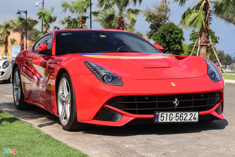 Nổi bật nhất là siêu xe Ferrari F12 Berlinetta màu đỏ. Chiếc siêu ngựa này từng thuộc sở hữu của ông Đặng Lê Nguyên Vũ. Theo một số nguồn tin, tập đoàn này còn sở hữu một chiếc F12 Berlinetta khác.