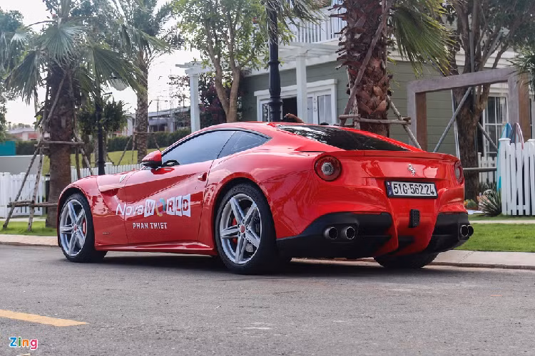 Cung cấp sức mạnh cho Ferrari F12 Berlinetta là động cơ hút khí tự nhiên V12 6.3L, sản sinh công suất 731 mã lực và mô-men xoắn 690 Nm. Xe đi kèm hộp số 7 cấp ly hợp kép. Ferrari F12 Berlinetta có khả năng tăng tốc 0-100 km/h trong vòng 3 giây trước khi đạt tốc độ tối đa 340 km/h. 