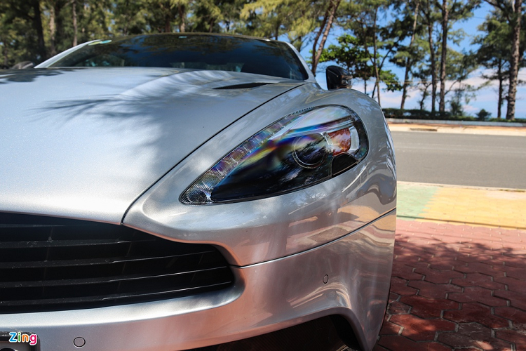 Vanquish thế hệ này ảnh hưởng đậm nét từ mẫu hypercar One-77. Aston Martin Vanquish sử dụng động cơ V12, dung tích 5.9L, sản sinh công suất 568 mã lực và mô-men xoắn 630 Nm. Siêu xe Anh quốc có khả năng tăng tốc 0-100 km/h trong 3,6 giây, vận tốc tối đa 324 km/h. 