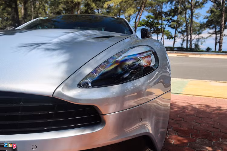 Vanquish thế hệ này ảnh hưởng đậm nét từ mẫu hypercar One-77. Aston Martin Vanquish sử dụng động cơ V12, dung tích 5.9L, sản sinh công suất 568 mã lực và mô-men xoắn 630 Nm. Siêu xe Anh quốc có khả năng tăng tốc 0-100 km/h trong 3,6 giây, vận tốc tối đa 324 km/h. 