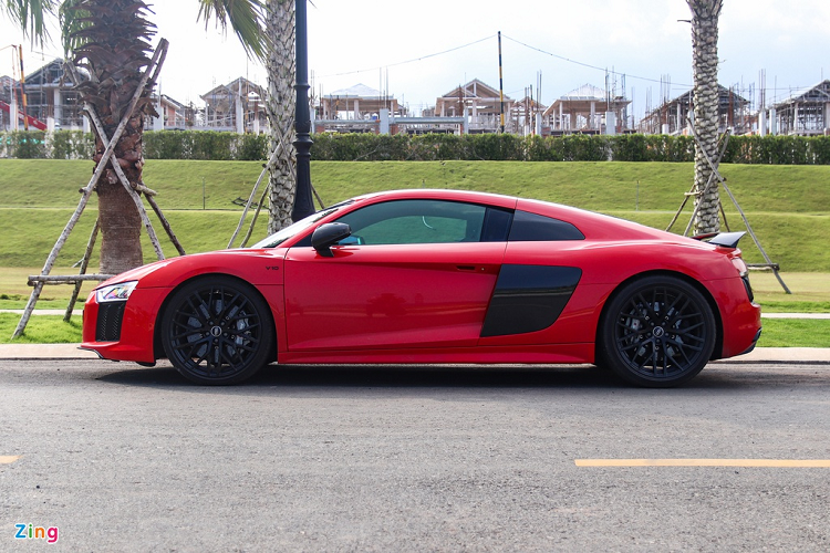 Audi R8 V10 Plus sở hữu động cơ hút khí tự nhiên V10 5.2L, sản sinh công suất 610 mã lực và mô-men xoắn 560 Nm. Siêu xe có thể tăng tốc 0-100 km/h trong khoảng 3,2 giây. 