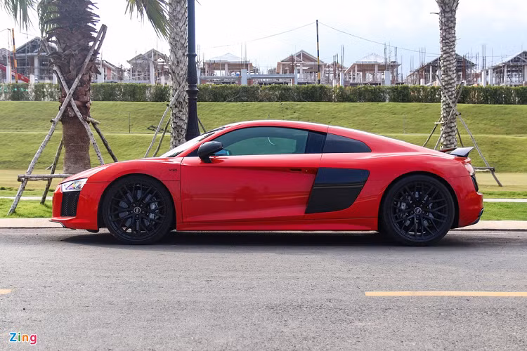 Audi R8 V10 Plus sở hữu động cơ hút khí tự nhiên V10 5.2L, sản sinh công suất 610 mã lực và mô-men xoắn 560 Nm. Siêu xe có thể tăng tốc 0-100 km/h trong khoảng 3,2 giây. 