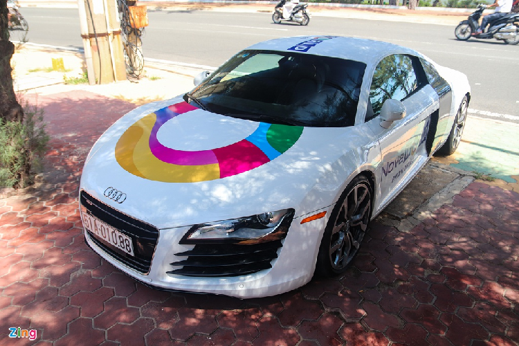 Bên cạnh R8 V10 Plus, sự kiện này còn có sự hiện diện của chiếc R8 V8 đời cũ. Mẫu xe thể thao này có sức mạnh 420 mã lực, sản sinh từ động cơ V8 4.2L.