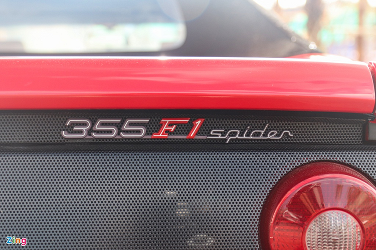 Được sản xuất vào năm 1999, chiếc 355 F1 Spider này còn khá mới dù đã hơn 20 năm tuổi. Ferrari 355 F1 Spider được trang bị động cơ hút khí tự nhiên V8 3.5L, sản sinh công suất 375 mã lực và mô-men xoắn 363 Nm. Siêu xe được trang bị hệ dẫn động cầu sau và hộp số bán tự động 6 cấp được phát triển từ xe đua F1. Nhờ đó, Ferrari 355 F1 Spider có khả năng tăng tốc 0-100 km/h trong 4,7 giây trước khi đạt tốc độ tối đa 295 km/h. 