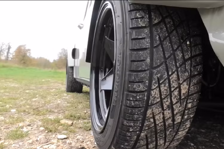 Kết quả cuối cùng là một chiếc Mini bé nhỏ mà lợi hại, sẵn sàng cho nhiều chiếc xe đời mới hít khói nếu tỏ vẻ khinh thường nó. Mức giá xe Mini độ động cơ Honda Civic Type R này chưa được công bố.