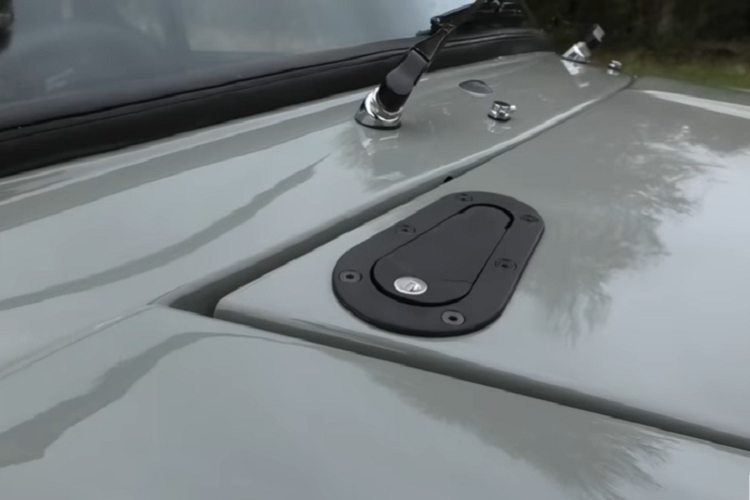 Tổng thể chiếc xe, bao gồm cả động cơ, chỉ có trọng lượng khoảng 750 kg, nhờ đó mà tạo nên tỉ lệ trọng lượng/công suất rất ấn tượng, và có tiềm năng lái cực hay.