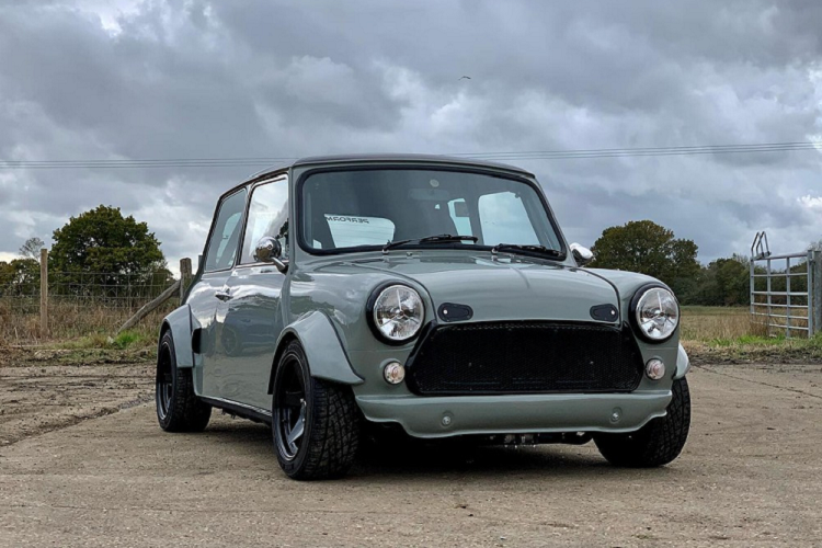 Nếu bạn muốn sở hữu một chiếc xe tốc độ trong đời, nhưng lại không có đủ chi phí để mua lấy một chiếc xe hiệu suất cao động cơ khủng, vậy thì bạn nhất định nên cân nhắc một chiếc xe cực kỳ nhẹ cân. Ví dụ như chiếc Mini độ động cơ Honda Civic Type R K20A này, nó đúng thực là một “quả tên lửa tí hon”.