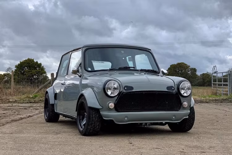 Nếu bạn muốn sở hữu một chiếc xe tốc độ trong đời, nhưng lại không có đủ chi phí để mua lấy một chiếc xe hiệu suất cao động cơ khủng, vậy thì bạn nhất định nên cân nhắc một chiếc xe cực kỳ nhẹ cân. Ví dụ như chiếc Mini độ động cơ Honda Civic Type R K20A này, nó đúng thực là một “quả tên lửa tí hon”.