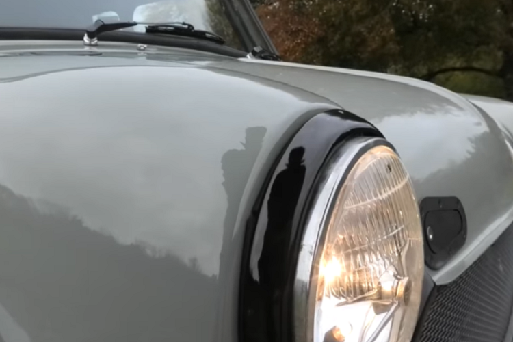 Đối với chiếc xe cụ thể ở đây, họ đã quyết định lựa chọn hoán đổi một động cơ K20A từ Honda Civic Type R. Động cơ này vốn đã sản sinh 215 mã lực và có tua máy lên tới 9.000 vòng/phút như thể một động cơ xe đua, kèm thêm cả công nghệ VTEC.