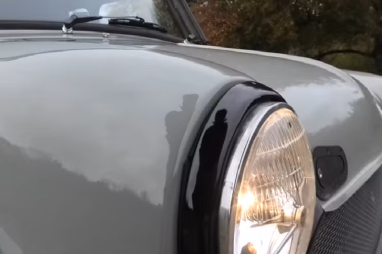 Đối với chiếc xe cụ thể ở đây, họ đã quyết định lựa chọn hoán đổi một động cơ K20A từ Honda Civic Type R. Động cơ này vốn đã sản sinh 215 mã lực và có tua máy lên tới 9.000 vòng/phút như thể một động cơ xe đua, kèm thêm cả công nghệ VTEC.