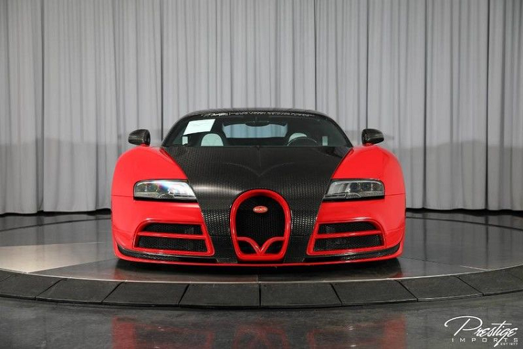 Là một dòng xe được ra mắt từ khoảng 20 năm về trước, siêu xe Bugatti Veyron sở hữu một thiết kế “không tuổi” cùng với nhiều năm giữ vững ngôi vị “Ông hoàng tốc độ”. Chiếc xe được đặt theo tên của tay đua Pierre Veyron- Người đã từng giành chức vô địch tại giải đua 1930 Geneva Grand Prix với chiếc Bugatti Type 37A.