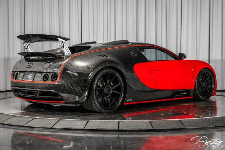 Ngoài ra, khu vực bảng điều khiển, tay lái, bụng cửa cũng được thay thế bằng phụ tùng được làm bằng chất liệu carbon nổi bật, đem lại sự kết hợp hài hòa giữa hai yếu tố sang trọng và thể thao. Hơn nữa, cả hai chiếc Veyron Mansory Vivere đều được trang bị chung một phong cách màu nội thất với hai tông màu trắng-đen nổi bật.