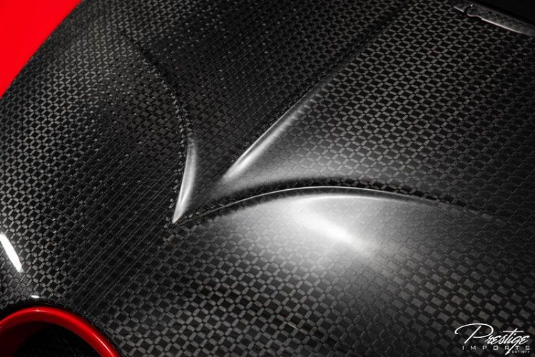 Tuy nhiên, đối với một số vị chủ nhân, một chiếc Veyron cơ bản là chưa đủ. Họ muốn chiếc xe của mình trở nên đặc biệt, độc đáo hơn, thậm chí là độc nhất. Một trong số đó chính là chiếc Bugatti Veyron với gói nâng cấp ngoại thất và nội thất Mansory Linea Vivere. Không dừng lại ở đó, đây còn là chiếc Bugatti Veyron dẫn động cầu sau độc nhất thế giới.