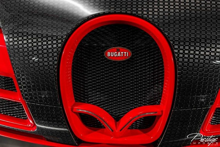 Phần cản trước cũng được thiết kế lại với những đường nét tương đồng với chiếc Veyron Super Sport, tuy nhiên các hốc gió đã được thiết kế mở rộng cùng điểm nhấn dạng chữ “V” trong hốc gió dạng vành móng ngựa kéo dài so le sang hai bên. Đồng thời, phần cản trước còn được trang bị thêm đèn LED ban ngày ấn tượng.