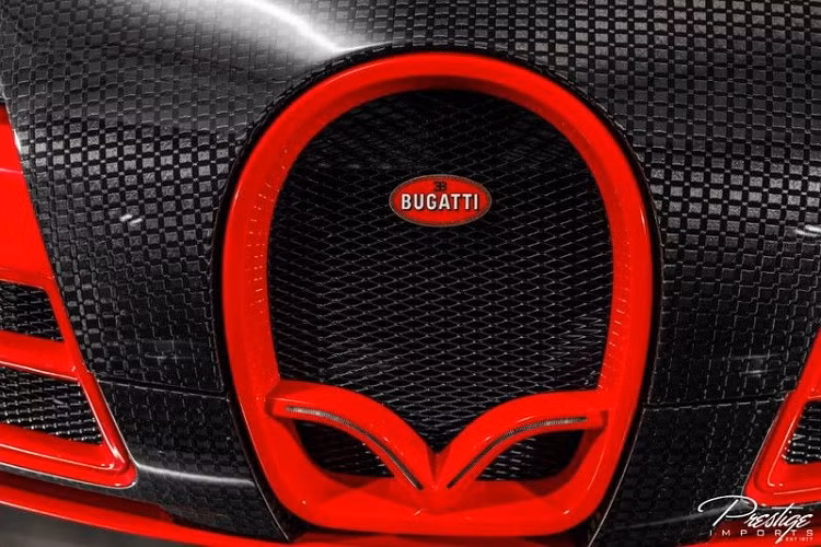 Phần cản trước cũng được thiết kế lại với những đường nét tương đồng với chiếc Veyron Super Sport, tuy nhiên các hốc gió đã được thiết kế mở rộng cùng điểm nhấn dạng chữ “V” trong hốc gió dạng vành móng ngựa kéo dài so le sang hai bên. Đồng thời, phần cản trước còn được trang bị thêm đèn LED ban ngày ấn tượng.