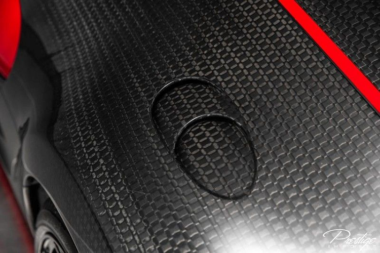 Có thể nói, gói độ này mang hơi hướng của những chiếc Bugatti Veyron Super Sport và đồng thời đem lại một vẻ ngoài khác biệt toàn diện cho chiếc Veyron 16.4. Xe được trang bị nhiều chi tiết bằng chất liệu carbon siêu nhẹ như phần nắp capo trước, các phần ốp hông cũng như toàn bộ phần cản sau.