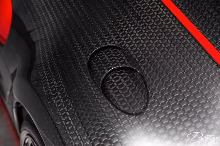 Có thể nói, gói độ này mang hơi hướng của những chiếc Bugatti Veyron Super Sport và đồng thời đem lại một vẻ ngoài khác biệt toàn diện cho chiếc Veyron 16.4. Xe được trang bị nhiều chi tiết bằng chất liệu carbon siêu nhẹ như phần nắp capo trước, các phần ốp hông cũng như toàn bộ phần cản sau.