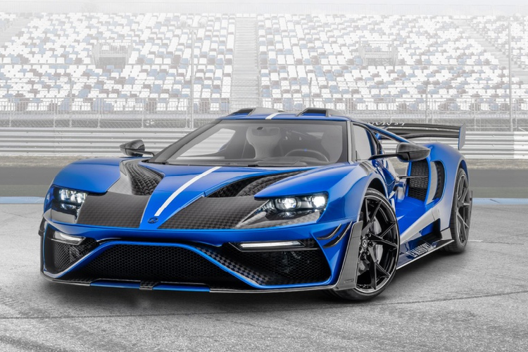 Ngoại thất của Ford GT Le Mansory mới này được hãng độ đến từ Đức nâng cấp mạnh mẽ hơn bao giờ hết với màu sơn chủ đạo xanh Bleurion Race. Thân xe được làm hoàn toàn từ sợi carbon với bề ngang rộng hơn 50 mm so với nguyên bản. Đầu xe được chia cắt mạnh mẽ với hốc gió tích hợp ở cản trước được làm rộng hơn.