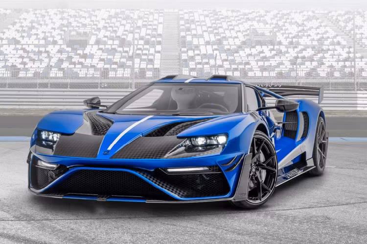 Ngoại thất của Ford GT Le Mansory mới này được hãng độ đến từ Đức nâng cấp mạnh mẽ hơn bao giờ hết với màu sơn chủ đạo xanh Bleurion Race. Thân xe được làm hoàn toàn từ sợi carbon với bề ngang rộng hơn 50 mm so với nguyên bản. Đầu xe được chia cắt mạnh mẽ với hốc gió tích hợp ở cản trước được làm rộng hơn.
