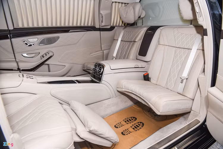 Mercedes-Maybach S650 Pullman 2020 được trang bị động cơ V12 tăng áp kép 6.0L, công suất 621 mã lực, mô-men xoắn 1.000 Nm. Xe tăng tốc 0-100 km/h trong 6,5 giây. Xe được một showroom tại Hà Nội nhập khẩu về và giá xe Mercedes-Maybach S650 Pullman không được tiết lộ.