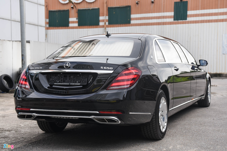 S650 Pullman 2020 được trang bị bộ la-zăng kích cỡ 20 inch, thiết kế 10 lỗ mang hơi hướm cổ điển. Mỗi bên thân xe có 4 ô kính, đi kèm nhiều chi tiết viền, ốp crôm. 