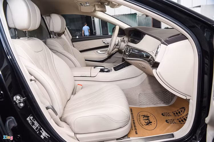 Dù những tiện nghi xa hoa nhất được dành cho hàng ghế ngồi của chủ nhân, khoang lái Mercedes-Maybach S650 Pullman 2020 vẫn giữ được sự sang trọng vốn có. Bề mặt táp-lô hoàn thiện tỉ mỉ, cầu kỳ, sử dụng vật liệu cao cấp như da, nhôm và gỗ bóng. Bảng đồng hồ dạng màn hình kỹ thuật số, nối liền màn hình giải trí trung tâm.