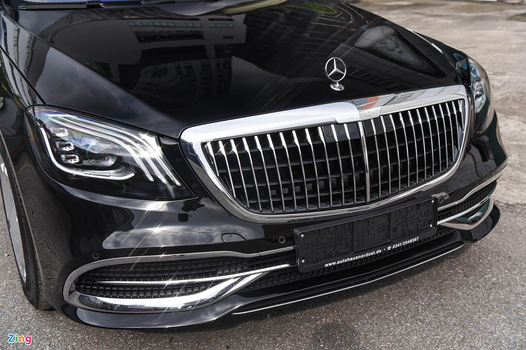 Phần đầu và đuôi xe không khác biệt mẫu Mercedes-Maybach S650 2020 m ới tiêu chuẩn hiện được phân phối chính hãng tại Việt Nam. S650 Pullman mang phom dáng của thế hệ S-Class thứ 6 (W222), với thiết kế có phần lịch lãm, chững chạc hơn đời xe mới nhất.