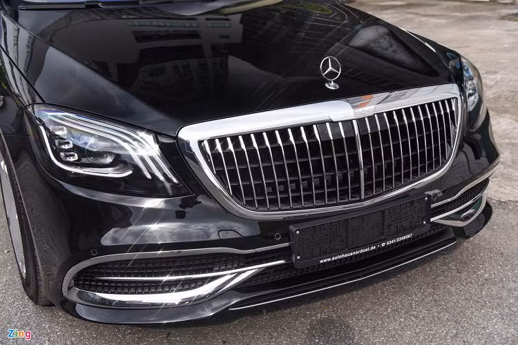Phần đầu và đuôi xe không khác biệt mẫu Mercedes-Maybach S650 2020 m ới tiêu chuẩn hiện được phân phối chính hãng tại Việt Nam. S650 Pullman mang phom dáng của thế hệ S-Class thứ 6 (W222), với thiết kế có phần lịch lãm, chững chạc hơn đời xe mới nhất.
