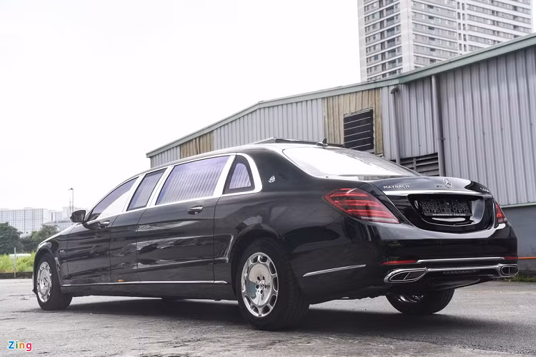 Sau 2 chiếc xe siêu sang Mercedes-Maybach S600 Pullman, đây là chiếc S650 Pullman 2020 đầu tiên được đưa về Việt Nam. Tại thị trường nước ngoài, mẫu xe này có giá hơn 600.000 USD.