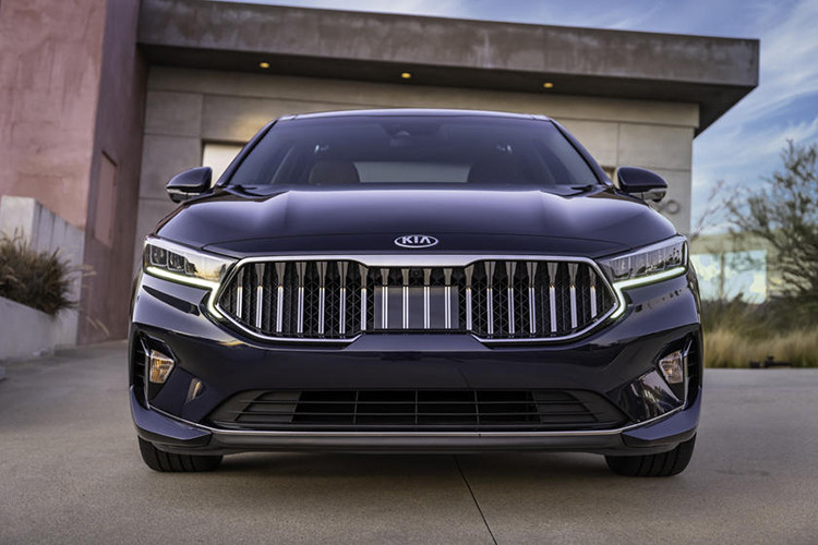 Giá xe Kia K7 2021 mới chỉ từ 32,44 triệu Won (tương đương khoảng 657 triệu đồng)tại thị trường Hàn Quốc, đây được xem là đối thủ của mẫu xe sang đến từ Đức - Mercedes-Benz E-Class.