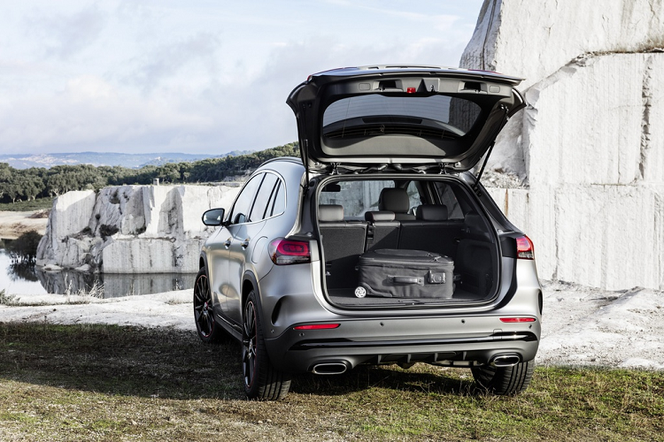 Do đó, GLA ảnh hưởng bởi thiết kế chung của dòng NGCC, bao gồm A-Class, B-Class, CLA và GLB, mang lại cảm giác trẻ trung và năng động. GLA cạnh tranh trực tiếp với Audi Q2, Q3, Ford Focus Active và BM X1.