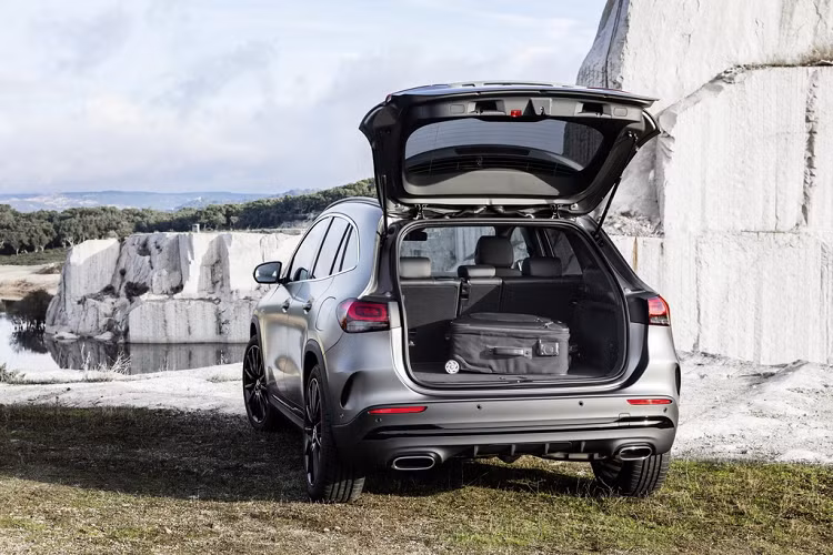 Do đó, GLA ảnh hưởng bởi thiết kế chung của dòng NGCC, bao gồm A-Class, B-Class, CLA và GLB, mang lại cảm giác trẻ trung và năng động. GLA cạnh tranh trực tiếp với Audi Q2, Q3, Ford Focus Active và BM X1.