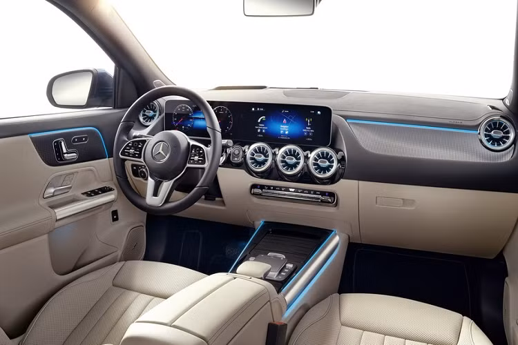 Khu vực bảng đồng hồ kỹ thuật số có khả năng thay đổi nhiều giao diện khác nhau. GLA cũng được trang bị vô-lăng thế hệ mới, với 2 phím cảm ứng Touch Control giúp người lái có thể điều khiển cả 2 màn hình taplo và màn hình giải trí trung tâm mà không cần phải buông tay lái.