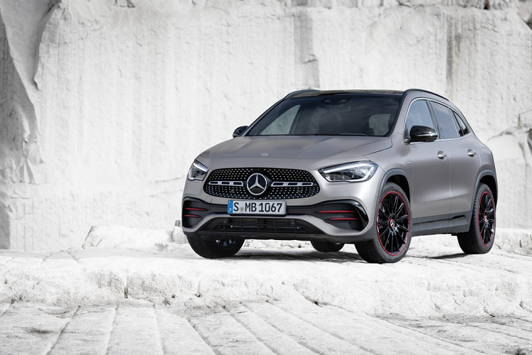Sau 3 tháng ra mắt toàn cầu, Mercedes-Benz GLA thế hệ mới đã có giá chính thức tại thị trường Anh. Xe sẽ được giao đến khách hàng từ mùa hè. Phiên bản tiêu chuẩn GLA 200 Sport có giá từ 42.400 USD (khoảng 972 triệu đồng), đi kèm các trang bị như đèn pha LED, mâm hợp kim 18 inch, hàng ghế trước có sưởi ấm, bảng đồng hồ kỹ thuật số 7 inch, màn hình thông tin giải trí 7 inch tích hợp MBUX, hệ thống điều hòa không khí 2 vùng...