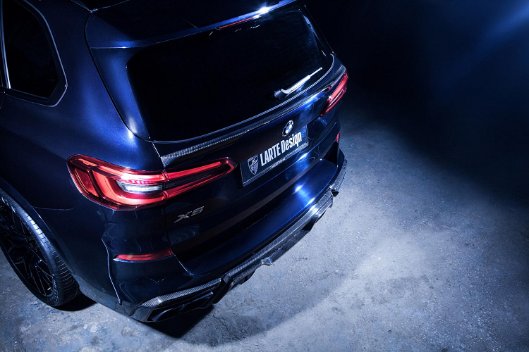 BMW X4 cũng tương tự với bộ khuếch tán phía sau ống tròn, cánh lướt gió trên nắp cốp, cộng với bệ cửa bằng sợi carbon, ốp gương, cửa hút khí bên và khung lưới tản nhiệt.