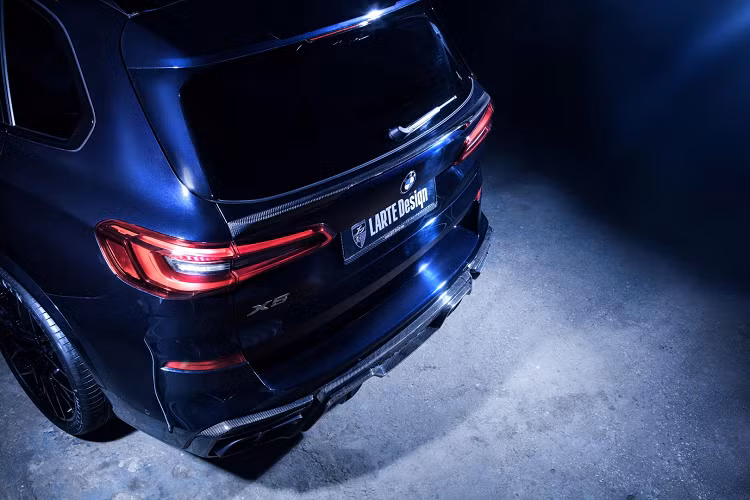 BMW X4 cũng tương tự với bộ khuếch tán phía sau ống tròn, cánh lướt gió trên nắp cốp, cộng với bệ cửa bằng sợi carbon, ốp gương, cửa hút khí bên và khung lưới tản nhiệt.