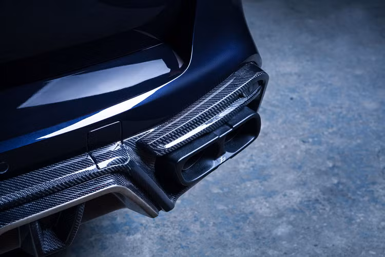 Cuối cùng nhưng không kém phần quan trọng là BMW X3. Chiếc SUV nổi bật với bộ chia trước bằng sợi carbon được chế tạo để bổ sung cho diện mạo ban đầu của cản trước. Phía sau X3 là một bộ khuếch tán tùy chỉnh và nẹp hình thang, đi kèm với bệ bước chân bằng sợi carbon và kết thúc với bánh xe 21 inch.