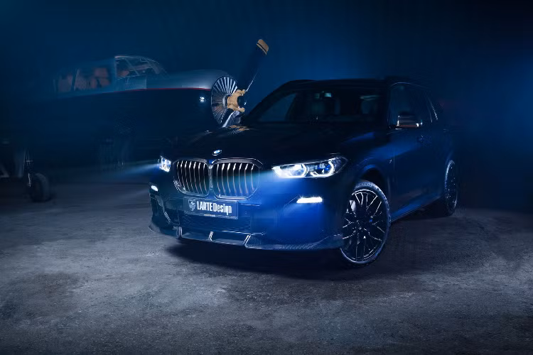 Larte Design cung cấp cho BMW X5 lớp phủ bằng đồng lâu đời ở ngoại thất và nội thất. Các đặc trưng khác bao gồm bộ khuếch tán phía sau với cản sau bằng nhôm. Nhiều chi tiết chất liệu carbon được thay thế, cánh lướt gió được tinh chỉnh lại, thêm vào lip cản trước, nẹp hông và hoàn thiện bằng bộ mâm đúc 22 inch.