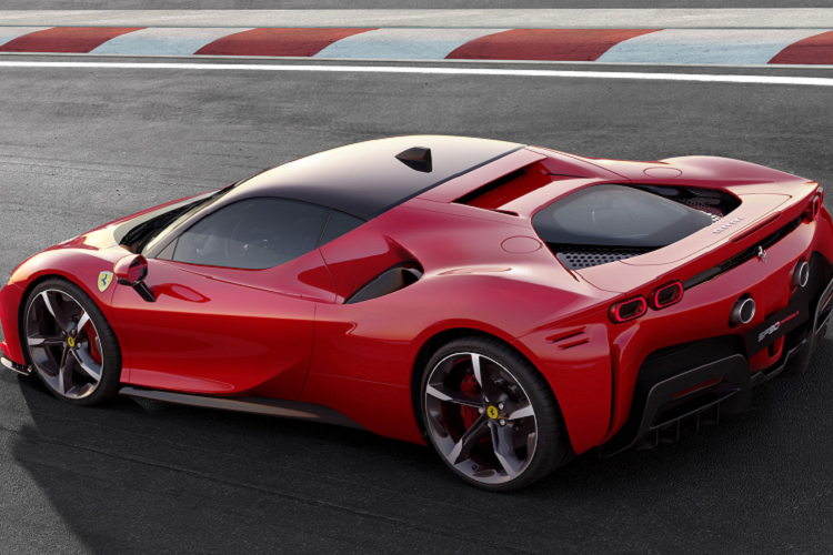 "Mẫu xe Ferrari 812 GTS mui trần được ví như một gã điên đúng nghĩa. Bất kỳ chiếc xe nào được trang bị động cơ như thế - một khối động cơ V12 mạnh mẽ, gào thét, bay bổng với số vòng quay 9.000 vòng/phút sẽ vừa nuông chiều cảm xúc kiêu hãnh đồng thời vừa chinh phục các giác quan còn lại của bạn – một thứ gì đó thật vi diệu.