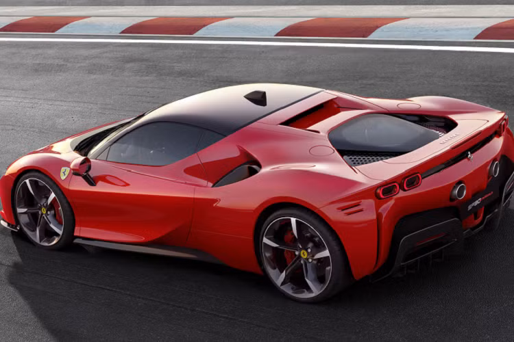 "Mẫu xe Ferrari 812 GTS mui trần được ví như một gã điên đúng nghĩa. Bất kỳ chiếc xe nào được trang bị động cơ như thế - một khối động cơ V12 mạnh mẽ, gào thét, bay bổng với số vòng quay 9.000 vòng/phút sẽ vừa nuông chiều cảm xúc kiêu hãnh đồng thời vừa chinh phục các giác quan còn lại của bạn – một thứ gì đó thật vi diệu.