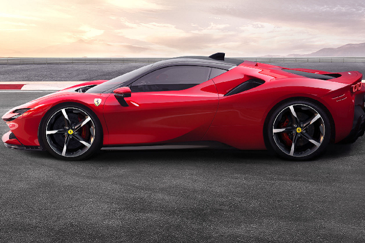 Cả hai mẫu xe Ferrari 812 GTS và SF90 Stradale đều không nằm trong danh mục sản xuất giới hạn nhưng đây là những chiến binh hoàn toàn mới của Ferrari: 812 GTS là mẫu xe mui trần với động cơ V12 được sản xuất hàng loạt loạt đầu tiên kể từ lần cuối cùng người ta trông thấy chiếc 365 GTS4.
