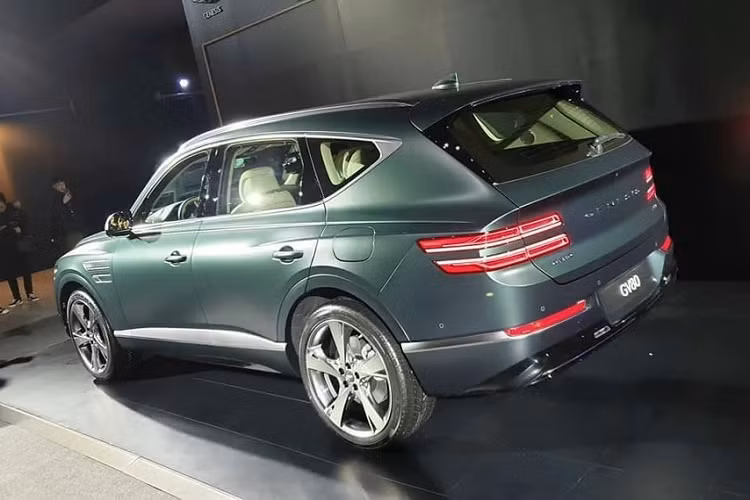 Bên trong Genesis GV80 2020 là không gian nội thất với 5 chỗ tiêu chuẩn hoặc 7 chỗ tùy chọn với thiết kế tối giản. Xe không được trang bị nhiều nút bấm cơ học, thay vào đó là màn hình cảm ứng mới để chỉnh điều hòa. Trên mặt táp-lô là màn hình cảm ứng 14,5 inch nằm độc lập dành cho hệ thống thông tin giải trí. Bên cạnh đó, xe còn có bảng đồng hồ kỹ thuật số sau vô lăng 2 chấu khá lạ mắt. Đặc biệt, Genesis còn tích hợp hệ thống nhận diện chữ viết tay ở bộ điều khiển màn hình thông tin giải trí.