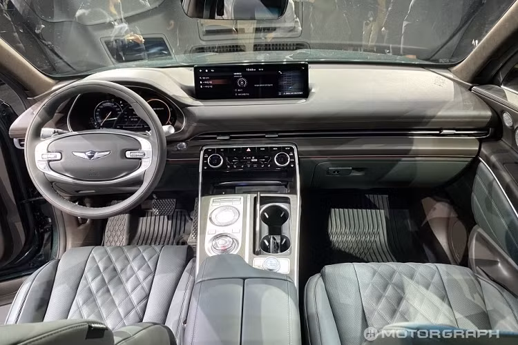 Lần đầu tiên trình làng vào hồi tháng 1 đầu năm nay, Genesis GV80 là đối thủ của những mẫu SUV hạng sang như BMW 5-Series và Mercedes GLE. Mẫu xe Hàn Quốc này sở hữu thiết kế ngoại thất khá ấn tượng với lưới tản nhiệt ngũ giác cỡ lớn như biểu tượng chiếc khiên trên ngực áo của Siêu Nhân, đèn pha và đèn hậu LED được chia thành 2 tầng khá lạ mắt cùng các bộ vành hợp kim có đường kính từ 19 - 22 inch.