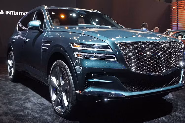 Hệ thống này cho phép người dùng viết số điện thoại hoặc điểm đến mà không cần phải dùng đến bàn phím trên màn hình định vị. Về trang bị, Genesis GV80 2020 tại thị trường Hàn Quốc sẽ có màn hình hiển thị thông tin kính lái, cửa sổ trời toàn cảnh Panorama, rèm che nắng chỉnh điện cho hàng ghế sau, 2 hàng ghế chỉnh điện 6 hướng và hệ thống định vị thực tế ảo. Đây là lần đầu tiên một mẫu xe nội địa Hàn Quốc được trang bị hệ thống định vị như thế này.