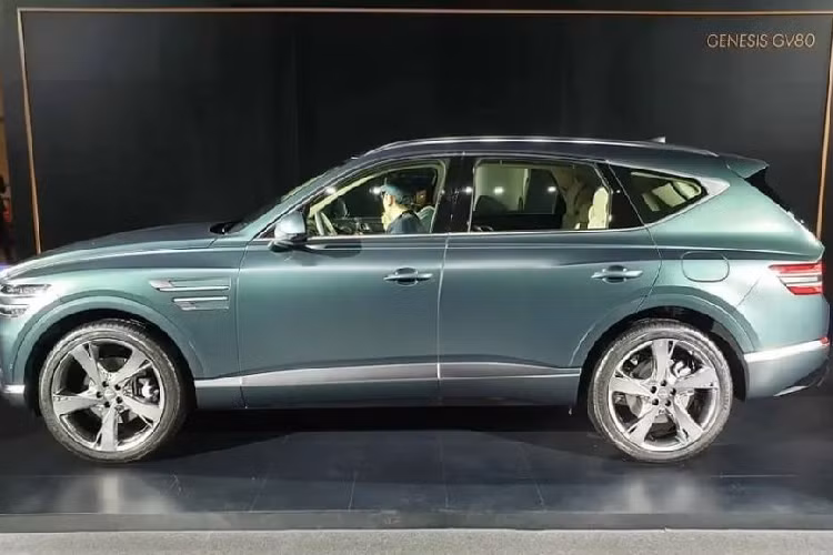 Cuối cùng là những trang bị an toàn như 10 túi khí tiêu chuẩn, hệ thống kiểm soát hành trình thông minh, hỗ trợ tránh va chạm phía trước, cảnh báo mất tập trung cho người lái, cảnh báo phương tiện cắt ngang khi lùi, hỗ trợ tránh va chạm khi đỗ xe và hệ thống Electronically Controlled Suspension with Road Preview, sử dụng camera trước để phân tích mặt đường và điều chỉnh hệ thống treo cho phù hợp.