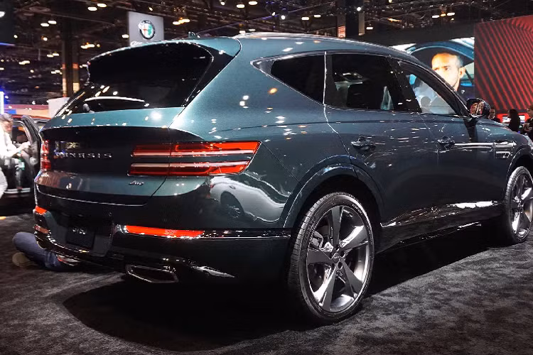 Tại thị trường Hàn Quốc, Genesis GV80 2020 có 3 tùy chọn động cơ khác nhau. Đầu tiên là động cơ diesel SmartStream D3.0, tạo ra công suất tối đa 278 mã lực và mô-men xoắn cực đại 589 Nm. Thứ hai là động cơ xăng SmartStream G2.5 T-GDI với 4 xi-lanh, tăng áp, dung tích 2,5 lít, sản sinh công suất tối đa 304 mã lực và mô-men xoắn cực đại 442 Nm. Cuối cùng là động cơ xăng SmartStream G3.5 T-GDI với 6 xi-lanh, tăng áp, dung tích 3.0 lít, cho công suất tối đa 380 mã lực và mô-men xoắn cực đại 530 Nm. Các động cơ đều đồng hành với hộp số tự động 8 cấp.