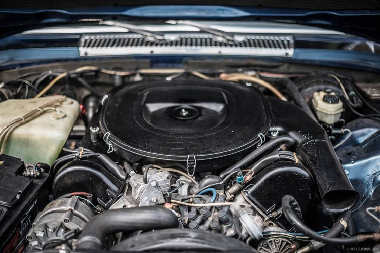 Trong đó, hệ thống bơm nhớt khô giúp kéo dài chu kỳ thay dầu của xe lên đến 20.000 km – con số đáng mơ ước thời bấy giờ. Kết hợp với hộp số tự động 3 cấp, động cơ của xe sản sinh công suất 282 mã lực và mô-men xoắn 550 Nm, giúp xe tăng tốc 0-100 km/h trong 7,4 giây.