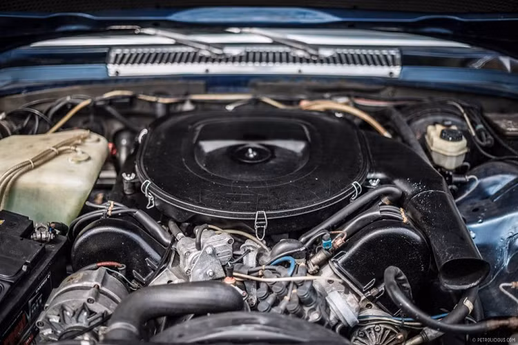 Trong đó, hệ thống bơm nhớt khô giúp kéo dài chu kỳ thay dầu của xe lên đến 20.000 km – con số đáng mơ ước thời bấy giờ. Kết hợp với hộp số tự động 3 cấp, động cơ của xe sản sinh công suất 282 mã lực và mô-men xoắn 550 Nm, giúp xe tăng tốc 0-100 km/h trong 7,4 giây.