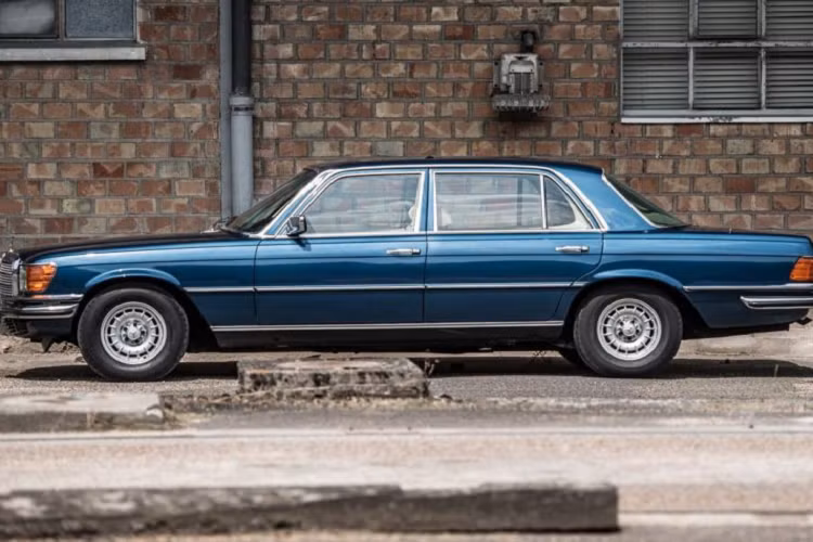 Đáng chú ý, Mercedes-Benz 450 SEL còn có bộ vi sai chống trượt sau và hệ thống giảm chấn thủy lực. Hệ thống treo của xe gồm 4 lo xo và được tích hợp hệ thống điều áp dầu có nhiệm vụ cân bằng lượng dầu trong các thanh cân bằng, đảm bảm sự ổn định cho xe trong quá trình vận hành.