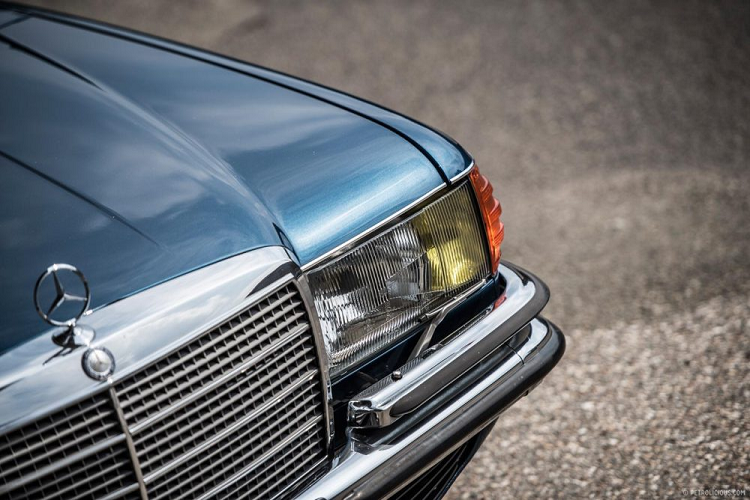 Được sản xuất giới hạn trong giai đoạn 1975 – 1980, mẫu xe Mercedes-Benz 450 SEL là phiên bản trục cơ sở dài với thân xe dài hơn 100 mm so với những người anh em khác của thế hệ W116, đồng thời là phiên bản cao cấp nhất của series này. Xe được trình làng tại triển lãm Geneva Motor Show 1974.